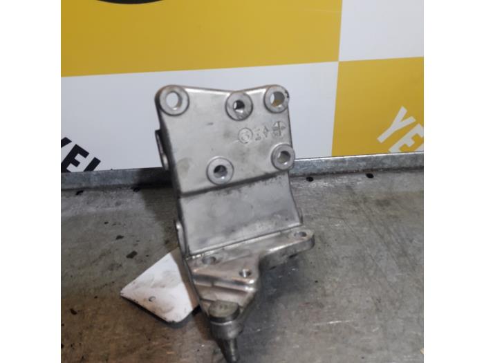 Power steering pump bracket Suzuki Jimny Hardtop 1.3i 16V 4x4 - M13A