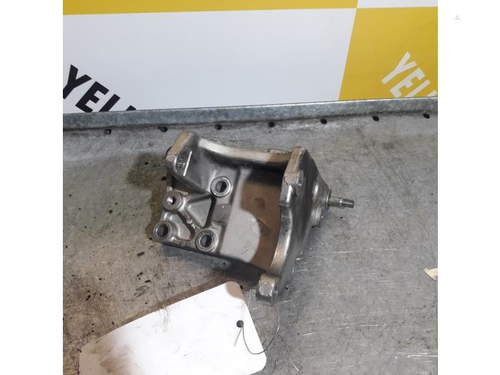 Usagé Support pompe direction assistée Suzuki Jimny Hardtop 1.3i 16V 4x4 Prix € 25,00 Règlement à la marge proposé par Yellow Parts