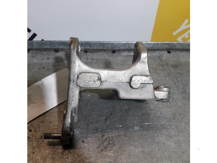 Power steering pump bracket Suzuki Jimny Hardtop 1.3i 16V 4x4 M13A