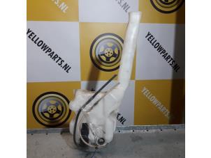 Używane Zbiornik spryskiwacza przód Suzuki Liana (ERC/ERD/RH4) 1.6 MPi 16V Cena € 20,00 Procedura marży oferowane przez Yellow Parts