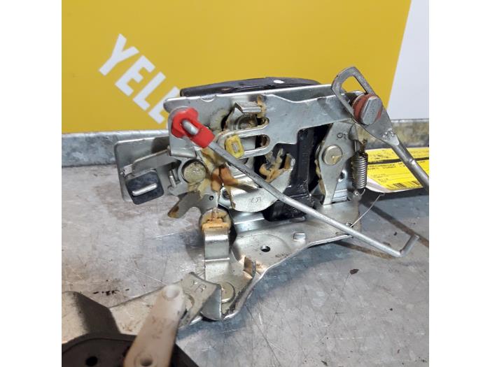 Tailgate lock mechanism from a Suzuki Jimny Softtop 1.3i 16V 4x4 2000