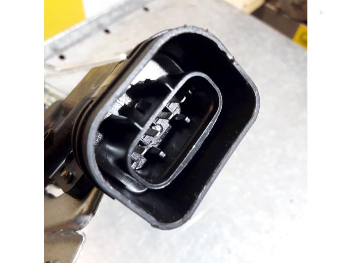 Tailgate lock mechanism from a Suzuki Jimny Hardtop 1.3i 16V 4x4 Cabrio 2000