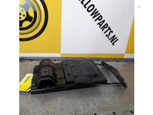 Used Battery box Suzuki Grand Vitara II (JT) 1.9 DDiS Price € 20,00 Margin scheme offered by Yellow Parts