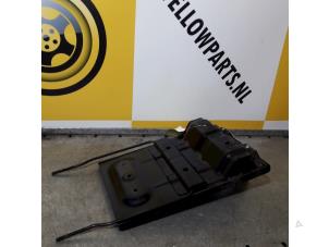 Used Battery box Suzuki Grand Vitara II (JT) 2.0 16V Price € 25,00 Margin scheme offered by Yellow Parts