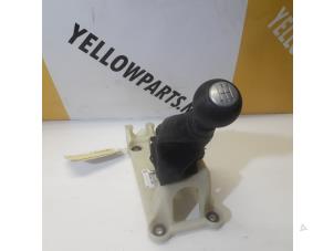Używane Dzwignia zmiany biegów Suzuki Alto (GF) 1.0 12V Cena € 29,50 Procedura marży oferowane przez Yellow Parts