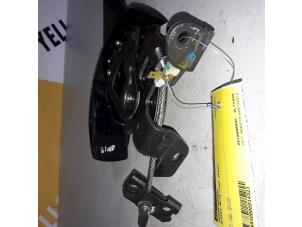 Usagé Levier frein à main Suzuki Alto (GF) 1.0 12V Prix € 30,00 Règlement à la marge proposé par Yellow Parts