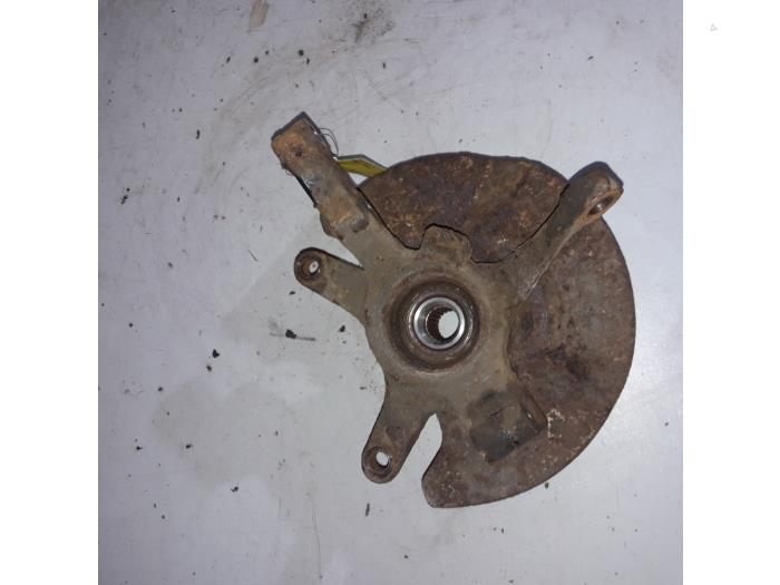 Knuckle bracket, front right from a Suzuki Wagon-R+ (RB) 1.3 16V 2002