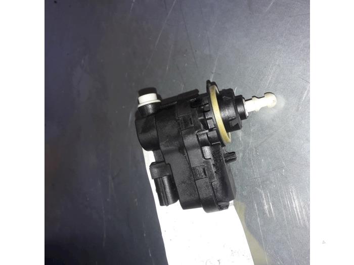 Używane Silnik reflektora Suzuki SX4 (EY/GY) 1.6 16V VVT Comfort,Exclusive Autom. Cena € 25,00 Procedura marży oferowane przez Yellow Parts