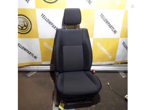 Używane Fotel prawy Suzuki SX4 (EY/GY) 1.6 16V VVT Comfort,Exclusive Autom. Cena € 75,00 Procedura marży oferowane przez Yellow Parts