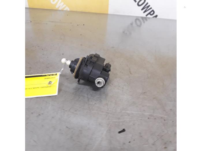 Używane Silnik reflektora Suzuki SX4 (EY/GY) 1.6 16V VVT Comfort,Exclusive Autom. Cena € 30,00 Procedura marży oferowane przez Yellow Parts