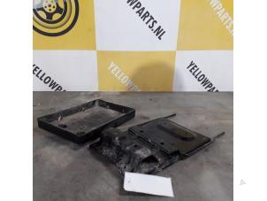 Used Battery box Suzuki Grand Vitara II (JT) 1.6 16V Price € 25,00 Margin scheme offered by Yellow Parts