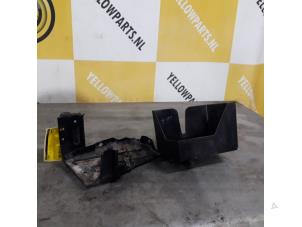 Usagé Boîtier de batterie Suzuki Alto (GF) 1.0 12V Prix € 20,00 Règlement à la marge proposé par Yellow Parts