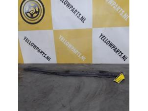 Usagé Barre radiateur Suzuki Alto (GF) 1.0 12V Prix € 50,00 Règlement à la marge proposé par Yellow Parts