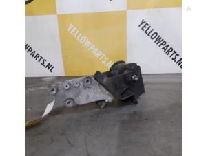 Usagé Support moteur Suzuki Alto (GF) 1.0 12V Prix € 30,00 Règlement à la marge proposé par Yellow Parts