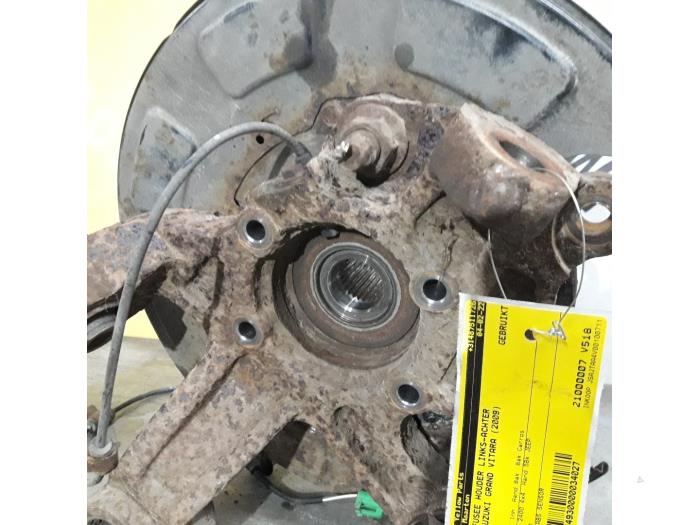 Knuckle bracket, rear left from a Suzuki Grand Vitara II (JT) 2.4 16V 2009