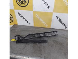 Usagé Plaque de serrure avant Suzuki Alto (GF) 1.0 12V Prix € 35,00 Règlement à la marge proposé par Yellow Parts