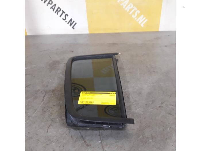 Usados Ventanilla triangular derecha detrás Suzuki Swift (ZA/ZC/ZD1/2/3/9) 1.3 VVT 16V Precio € 39,00 Norma de margen ofrecido por Yellow Parts