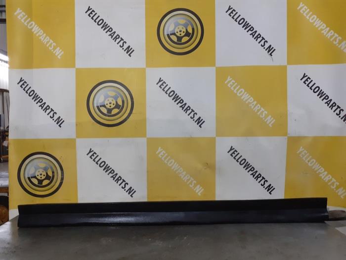 Używane Próg prawy Suzuki Swift (ZA/ZC/ZD1/2/3/9) 1.3 VVT 16V Cena € 70,00 Procedura marży oferowane przez Yellow Parts