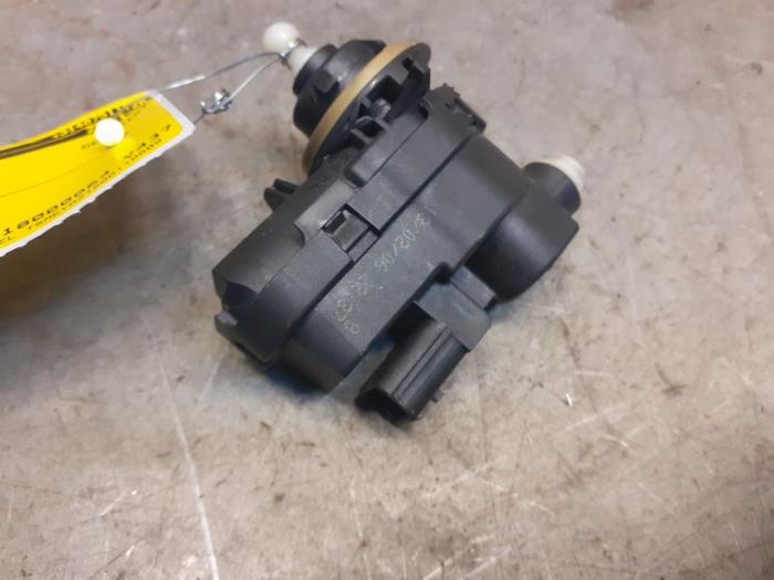 Używane Silnik reflektora Suzuki SX4 (EY/GY) 1.6 16V VVT Comfort,Exclusive Autom. Cena € 20,00 Procedura marży oferowane przez Yellow Parts