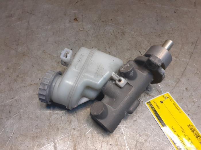 Master cylinder from a Suzuki New Ignis (MH) 1.5 16V 2005