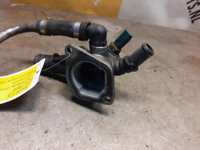 Używane Termostat Suzuki Swift (ZA/ZC/ZD1/2/3/9) 1.3 DDis 16V Cena € 40,00 Procedura marży oferowane przez Yellow Parts