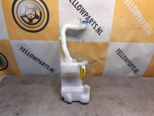 Usagé Réservoir lave-glace avant Suzuki Splash 1.0 12V Prix € 25,00 Règlement à la marge proposé par Yellow Parts
