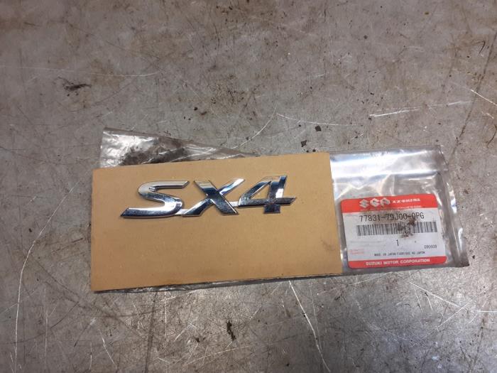 Używane Emblemat Suzuki S-Cross (MY) Cena € 15,00 Procedura marży oferowane przez Yellow Parts