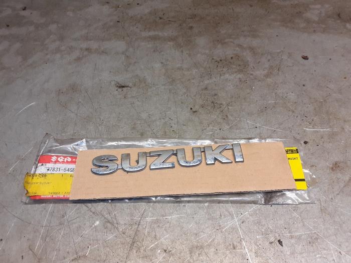 Używane Emblemat Suzuki Swift (ZA/ZC/ZD1/2/3/9) Cena € 12,50 Procedura marży oferowane przez Yellow Parts