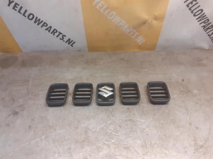 Używane Grill Suzuki Jimny Hardtop 1.3i 16V 4x4 Cena € 50,00 Procedura marży oferowane przez Yellow Parts