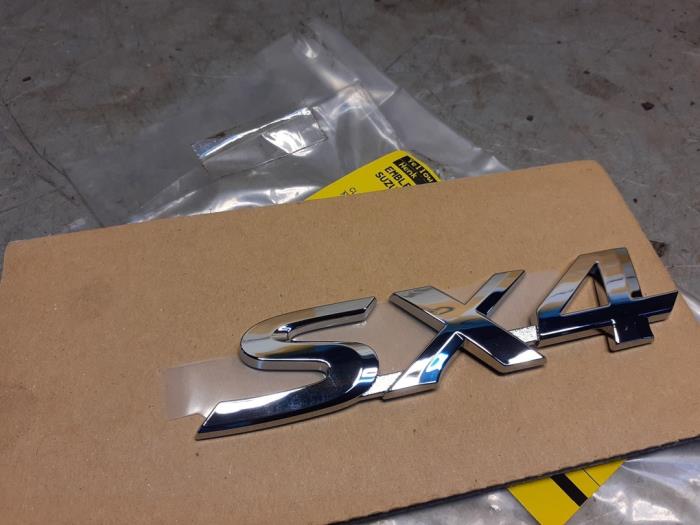 Używane Emblemat Suzuki SX4 (EY/GY) 1.6 16V VVT Comfort,Exclusive Autom. Cena € 15,00 Procedura marży oferowane przez Yellow Parts