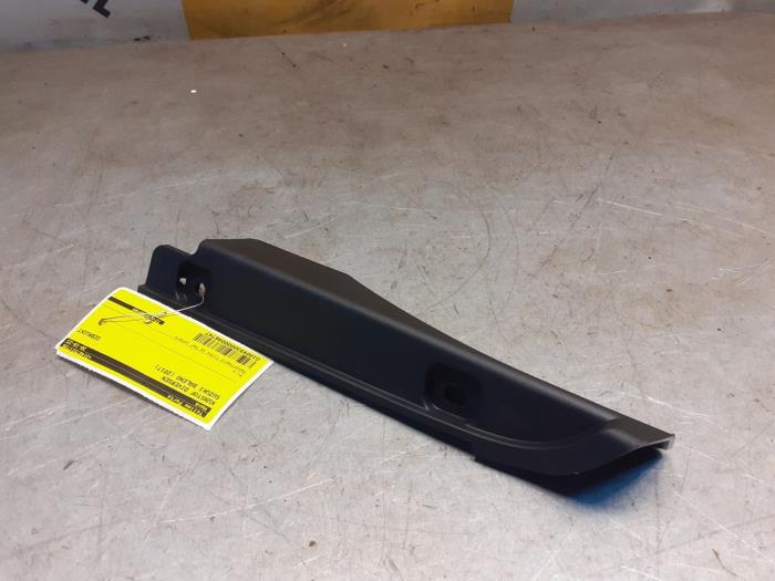 Używane Rózne elementy plastikowe Suzuki Baleno (EW/FW) 1.2 Dual Jet 16V Cena € 4,95 Procedura marży oferowane przez Yellow Parts