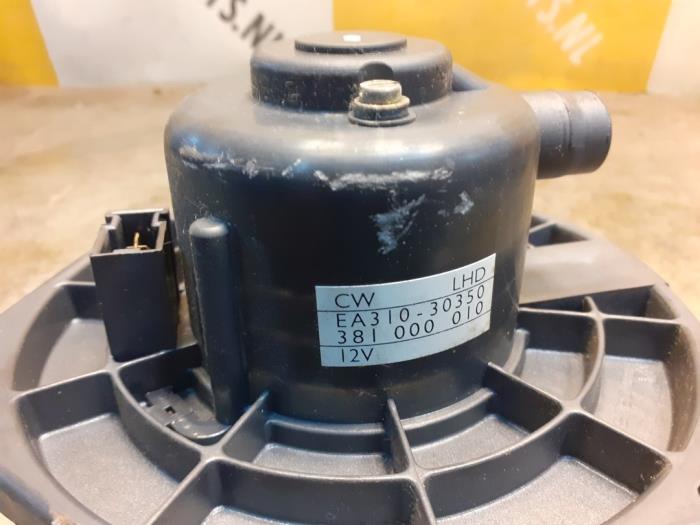 Heating and ventilation fan motor from a Suzuki Wagon-R+ (RB) 1.3 16V 2001