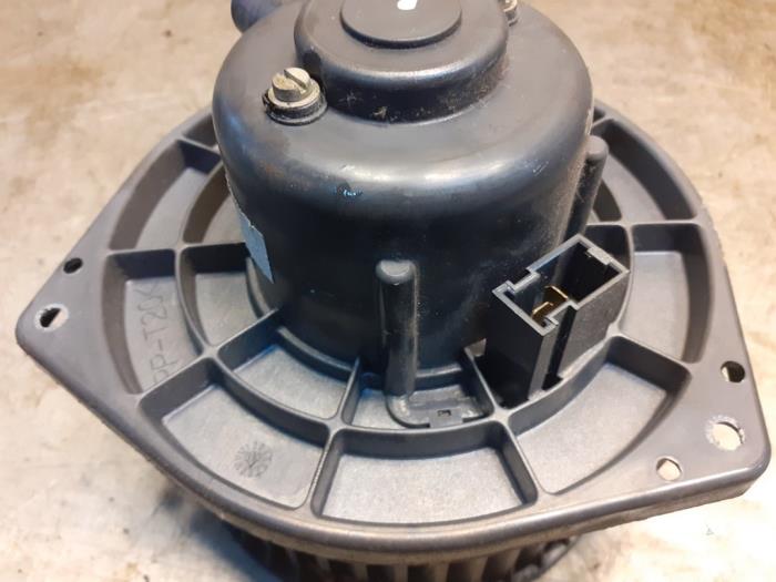 Heating and ventilation fan motor from a Suzuki Wagon-R+ (RB) 1.3 16V 2001