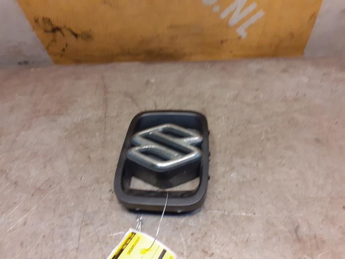 Begagnade Emblem Suzuki Jimny Softtop 1.3i 16V 4x4 Pris € 12,50 Marginaltabell erbjuds av Yellow Parts