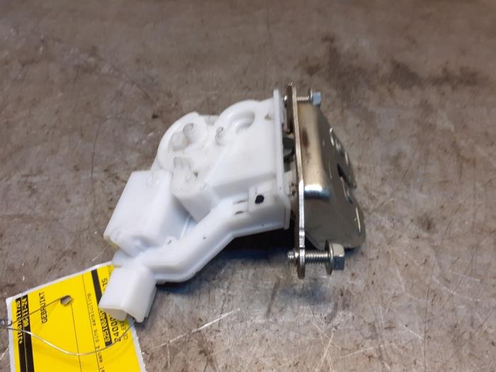Usagé Serrure de coffre Suzuki Celerio (LF) 1.0 12V Prix € 24,99 Règlement à la marge proposé par Yellow Parts