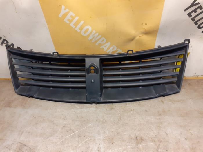 Używane Grill Suzuki Kizashi (FRE/FRF) 2.4 16V 4x4 Cena € 29,99 Procedura marży oferowane przez Yellow Parts