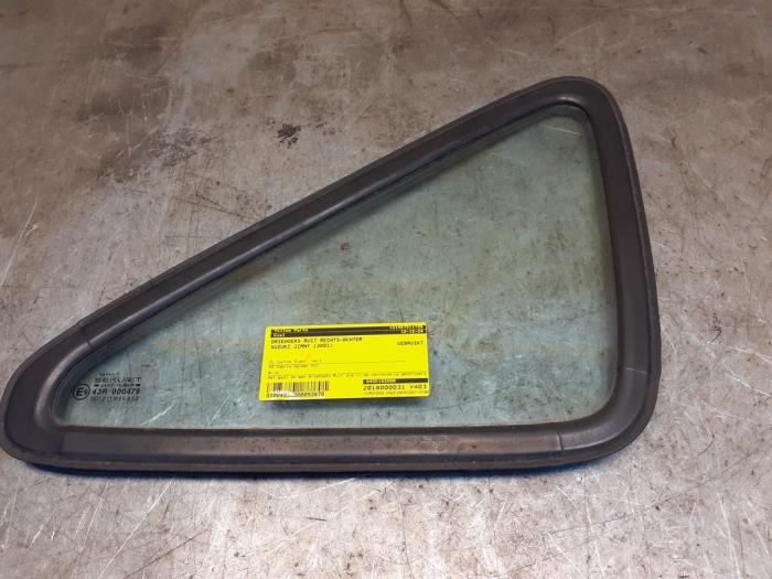 Usados Ventanilla triangular derecha detrás Suzuki Jimny Softtop 1.3i 16V 4x4 Precio € 49,00 Norma de margen ofrecido por Yellow Parts