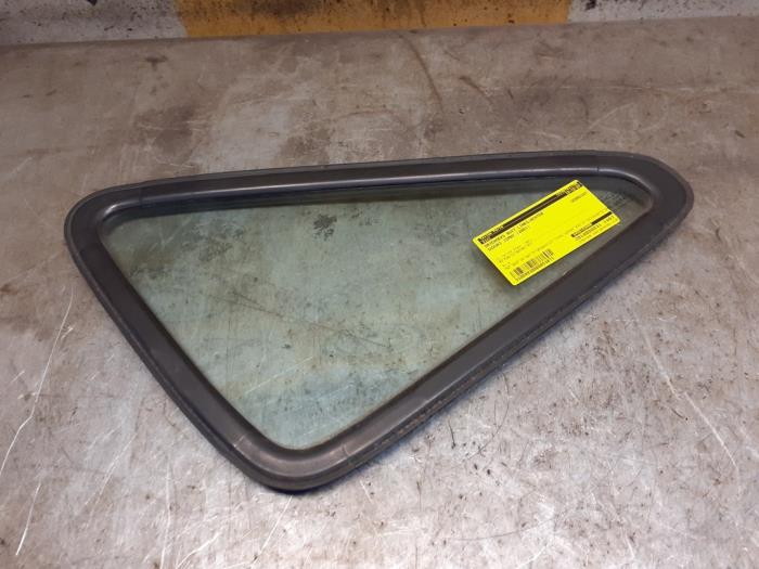 Usados Ventanilla triangular izquierda detrás Suzuki Jimny Softtop 1.3i 16V 4x4 Precio € 49,00 Norma de margen ofrecido por Yellow Parts