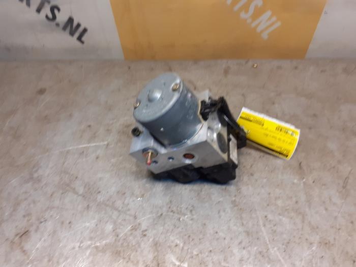 Used ABS pump Suzuki Swift (SF310/413) 1.3 Price € 49,00 Margin scheme offered by Yellow Parts