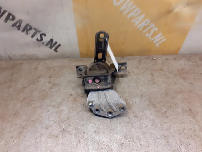 Usagé Support moteur Suzuki Celerio (LF) 1.0 12V Prix € 44,95 Règlement à la marge proposé par Yellow Parts