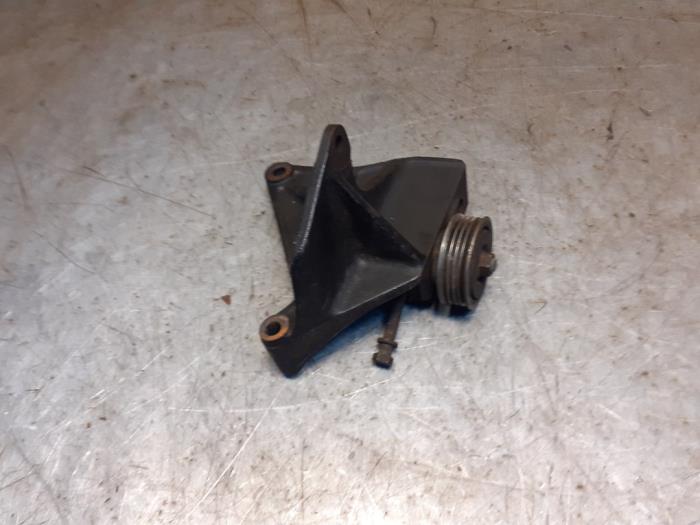 Usagé Support pompe direction assistée Suzuki Jimny Softtop 1.3i 16V 4x4 Prix € 35,00 Règlement à la marge proposé par Yellow Parts