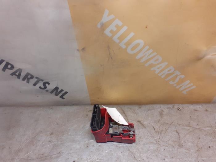 Używane Biegun akumulator Suzuki SX4 (EY/GY) 1.6 16V VVT Grip 4x4 Cena € 24,99 Procedura marży oferowane przez Yellow Parts