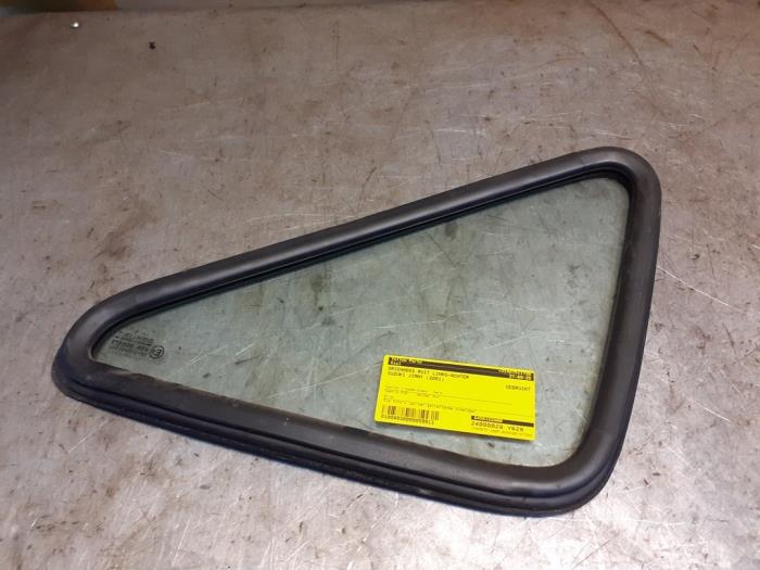Usados Ventanilla triangular izquierda detrás Suzuki Jimny Softtop 1.3i 16V 4x4 Precio € 49,00 Norma de margen ofrecido por Yellow Parts