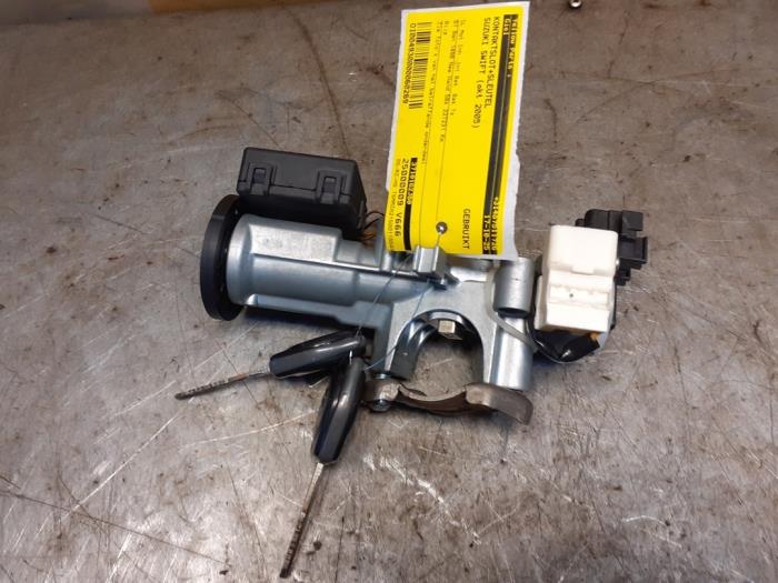 Używane Stacyjka + Kluczyk Suzuki Swift (ZA/ZC/ZD1/2/3/9) 1.5 VVT 16V Cena € 55,00 Procedura marży oferowane przez Yellow Parts