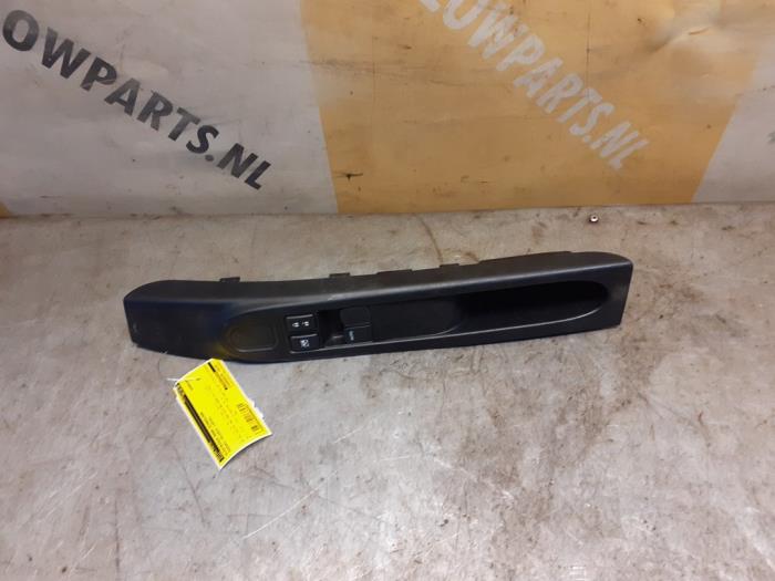 Usados Interruptor de ventanilla eléctrica Suzuki Celerio (LF) 1.0 12V Precio € 34,99 Norma de margen ofrecido por Yellow Parts