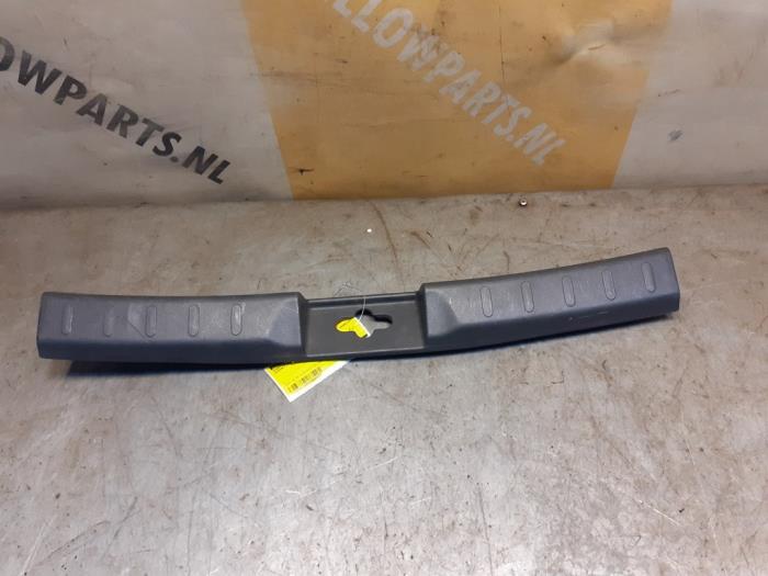 Używane Rózne elementy plastikowe Suzuki Celerio (LF) 1.0 12V Cena € 17,50 Procedura marży oferowane przez Yellow Parts
