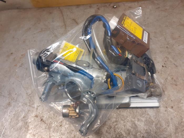 Używane Stacyjka + Kluczyk Suzuki Swift (SF310/413) 1.3i 16V 5-Drs. Cena € 99,00 Procedura marży oferowane przez Yellow Parts