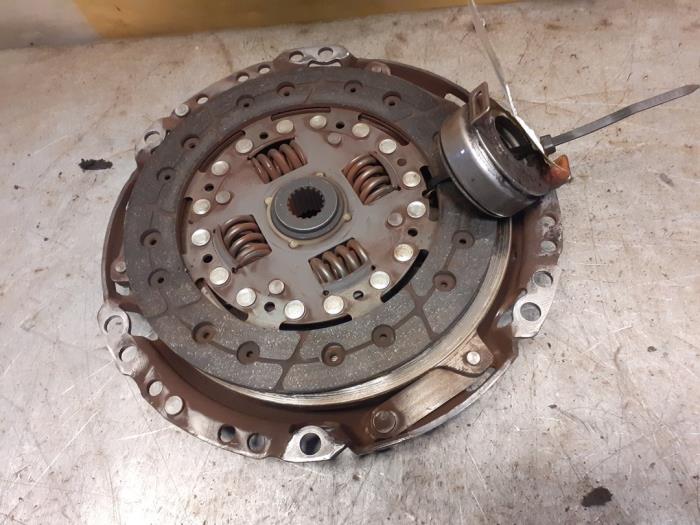 Used Clutch kit (complete) Suzuki Swift (ZA/ZC/ZD1/2/3/9) 1.3 VVT 16V Price € 45,00 Margin scheme offered by Yellow Parts
