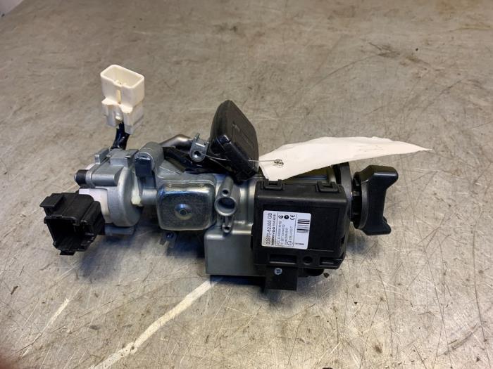Używane Stacyjka + Kluczyk Suzuki Swift (ZA/ZC/ZD1/2/3/9) 1.5 VVT 16V Cena € 55,00 Procedura marży oferowane przez Yellow Parts