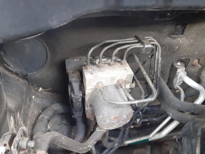 Usagé Bloc ABS Suzuki SX4 (EY/GY) 1.6 16V VVT Comfort,Exclusive Autom. Prix € 249,00 Règlement à la marge proposé par Yellow Parts